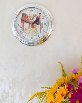 Zegar ścienny dla dziewczynki Disney 'High School Musical' H 521056 z kolekcji zegary ścienne dla dziewczynki. Zegary dla dziewczynki na ścianę. Zegary na ścianę dla dziecka w kolorze srebrnym. Zegar z Paris Hilt (1).JPG